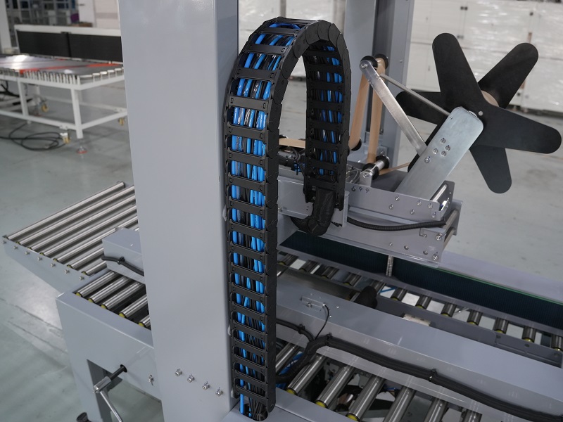 湿水牛皮纸封箱机,湿水牛皮纸封箱设备,湿水牛皮纸机